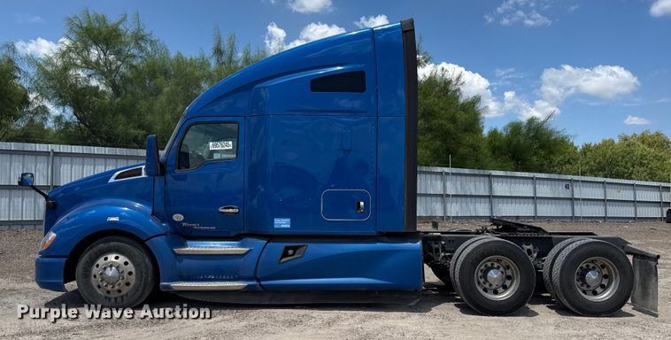 image for item YA0977 2020 Kenworth T680 semi truck