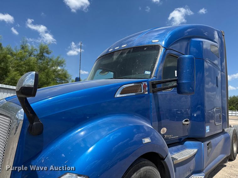 image for item YA0977 2020 Kenworth T680 semi truck
