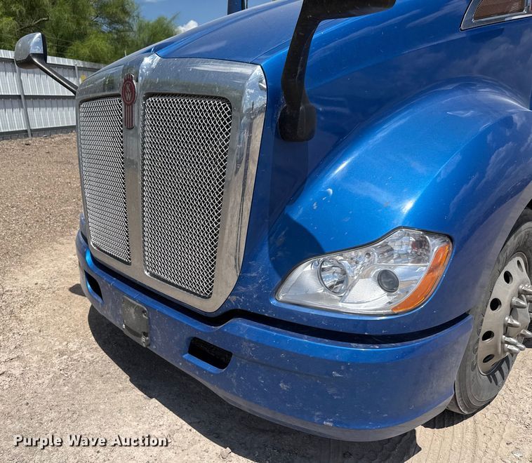 image for item YA0977 2020 Kenworth T680 semi truck