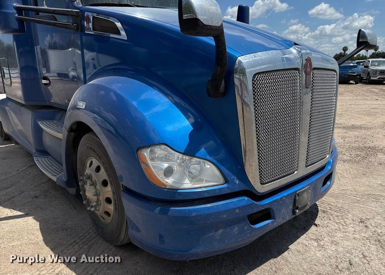 image for item YA0977 2020 Kenworth T680 semi truck