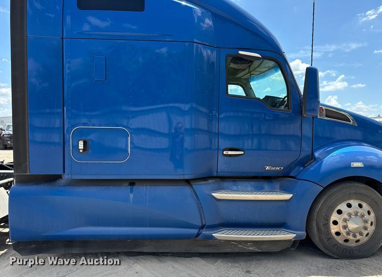 image for item YA0977 2020 Kenworth T680 semi truck
