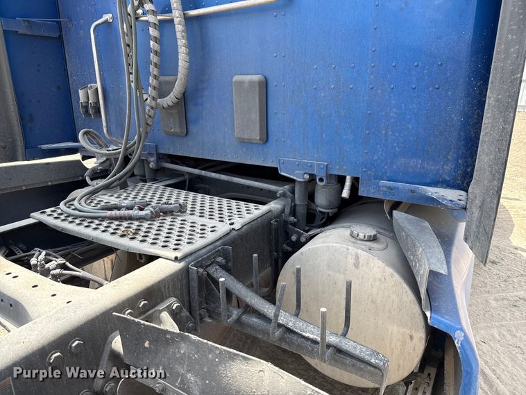 image for item YA0977 2020 Kenworth T680 semi truck