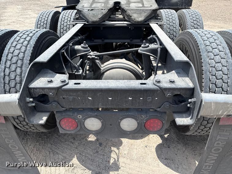 image for item YA0977 2020 Kenworth T680 semi truck