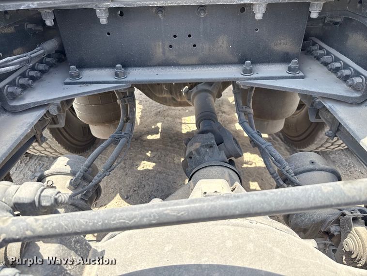 image for item YA0977 2020 Kenworth T680 semi truck