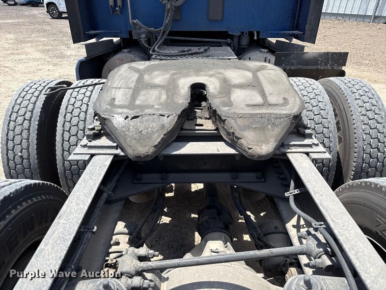 image for item YA0977 2020 Kenworth T680 semi truck