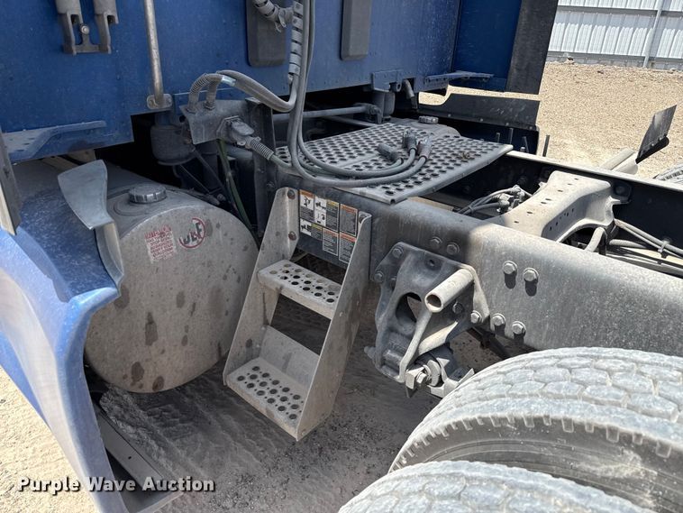 image for item YA0977 2020 Kenworth T680 semi truck