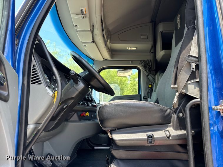 image for item YA0977 2020 Kenworth T680 semi truck