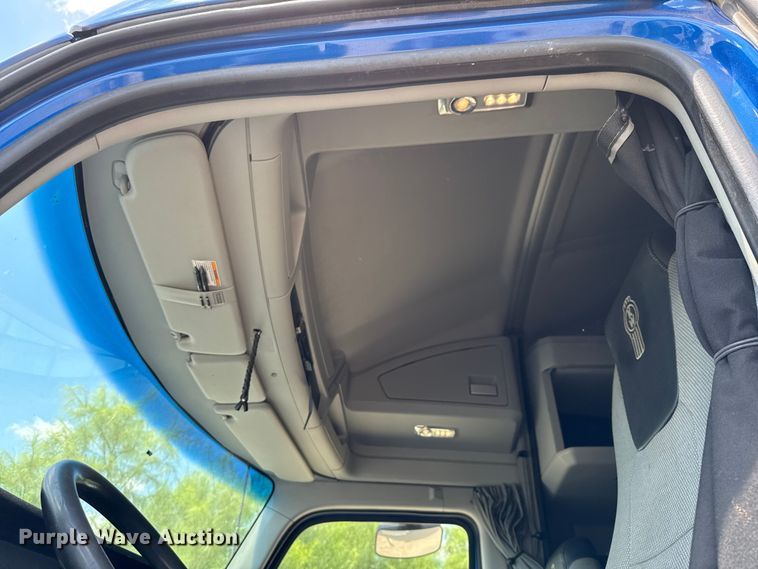 image for item YA0977 2020 Kenworth T680 semi truck