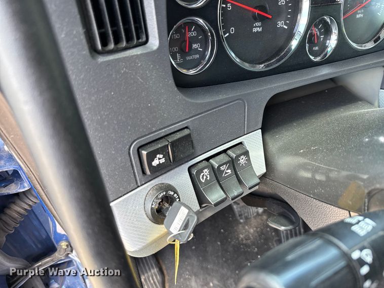 image for item YA0977 2020 Kenworth T680 semi truck