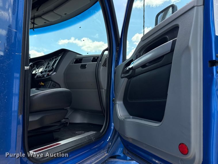 image for item YA0977 2020 Kenworth T680 semi truck