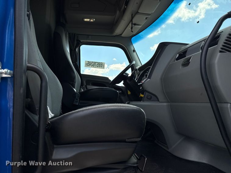 image for item YA0977 2020 Kenworth T680 semi truck