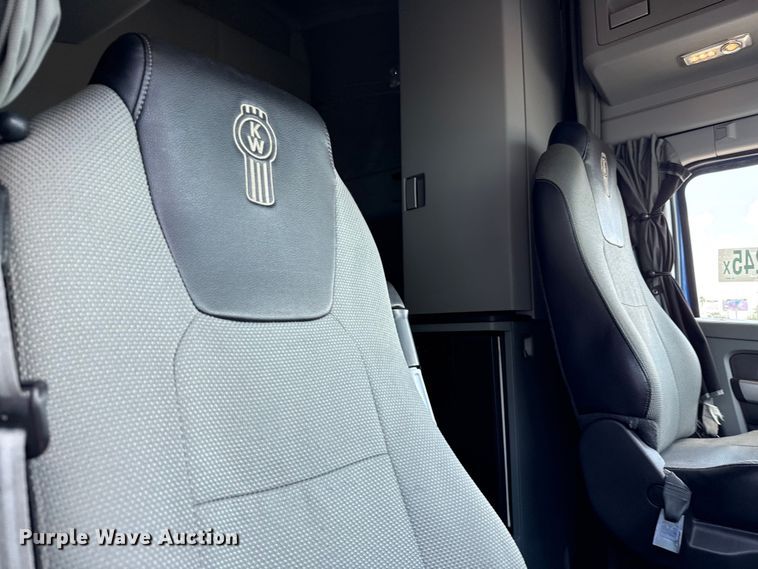 image for item YA0977 2020 Kenworth T680 semi truck