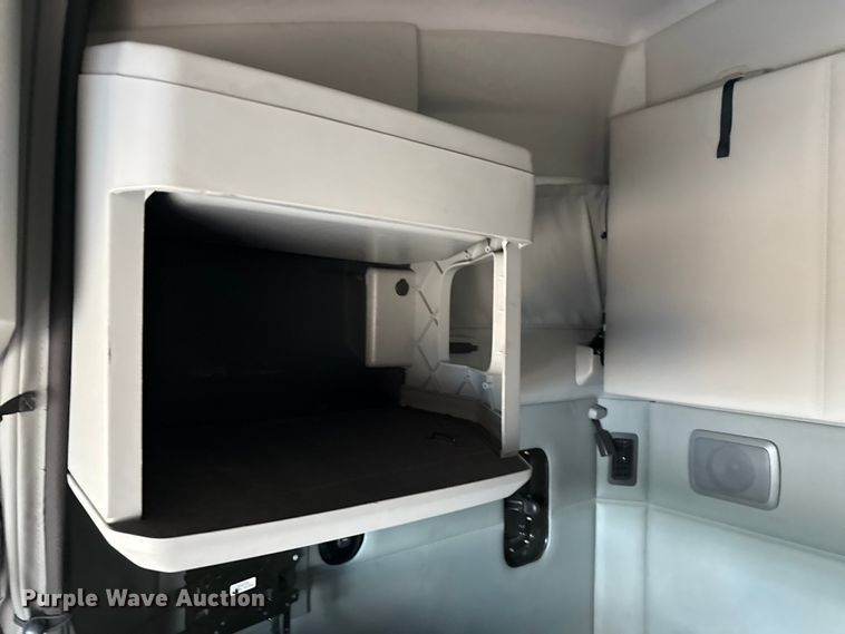 image for item YA0977 2020 Kenworth T680 semi truck