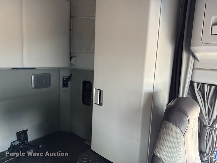 image for item YA0977 2020 Kenworth T680 semi truck