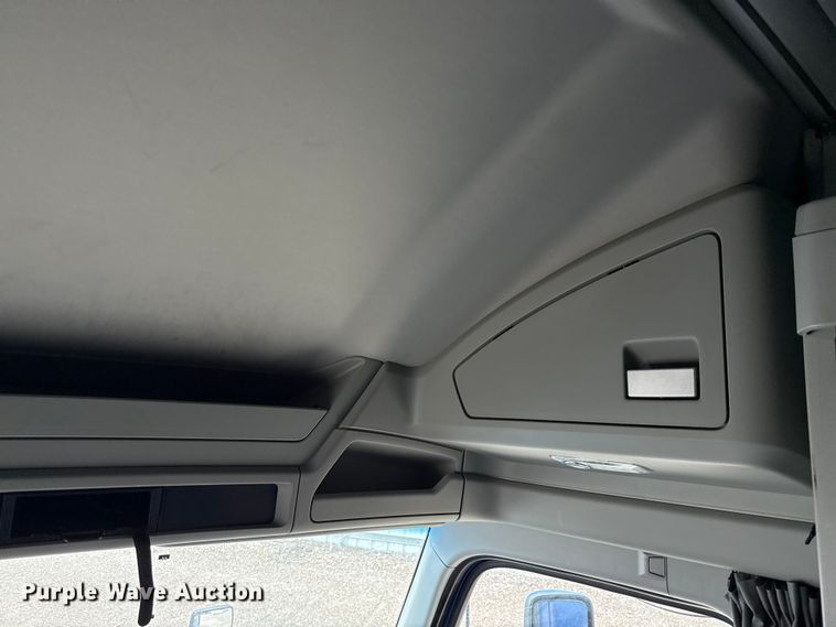 image for item YA0977 2020 Kenworth T680 semi truck