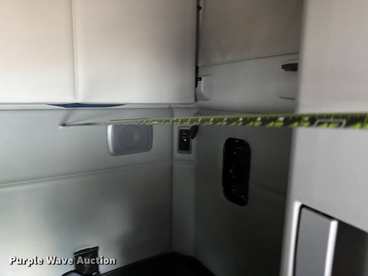 image for item YA0977 2020 Kenworth T680 semi truck