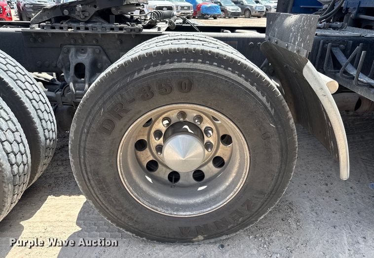 image for item YA0977 2020 Kenworth T680 semi truck