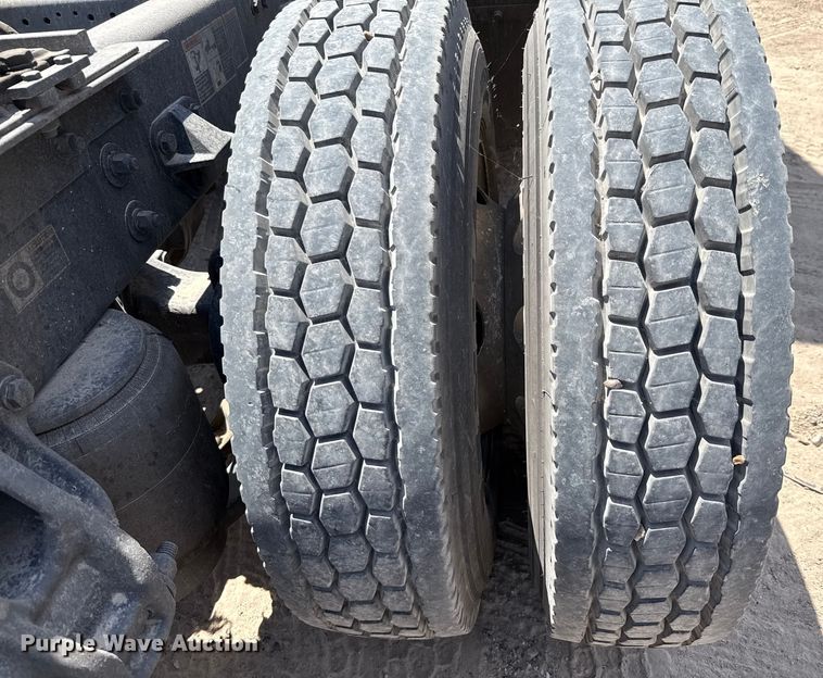 image for item YA0977 2020 Kenworth T680 semi truck