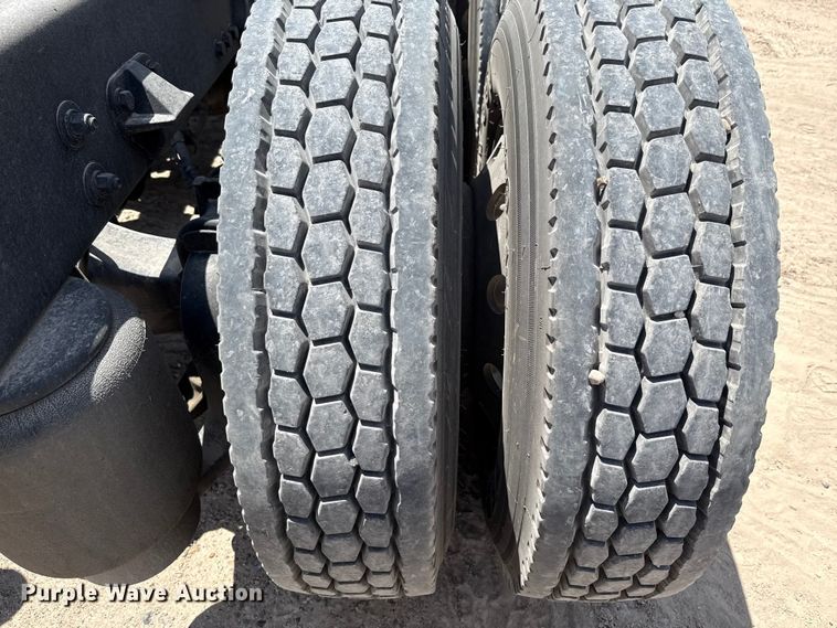 image for item YA0977 2020 Kenworth T680 semi truck