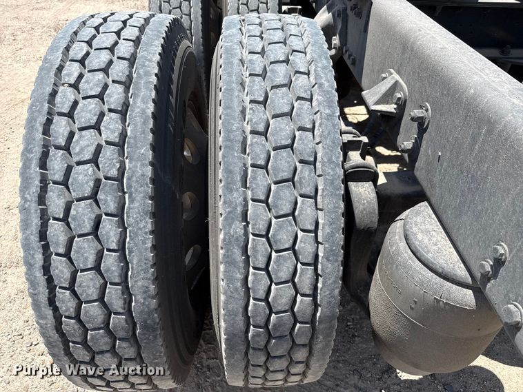 image for item YA0977 2020 Kenworth T680 semi truck