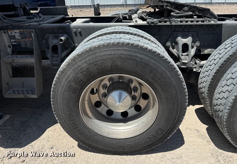 image for item YA0977 2020 Kenworth T680 semi truck