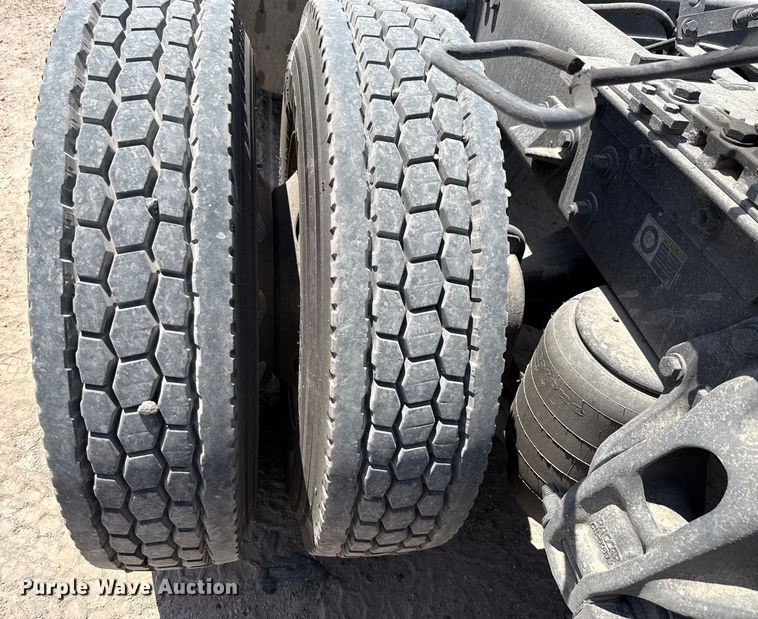 image for item YA0977 2020 Kenworth T680 semi truck