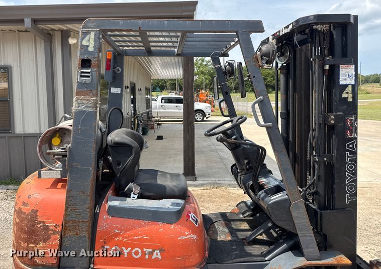 image for item DJ7788 1999 Toyota 42-6FGCU25 forklift