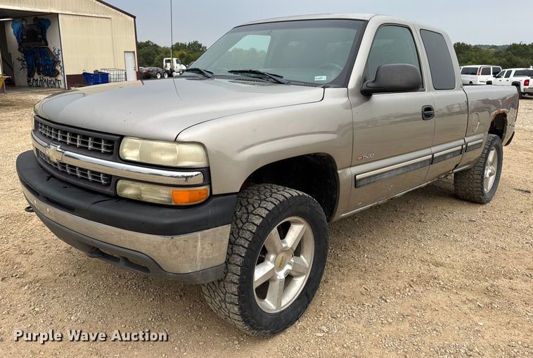 image for item DO2235 2001 Chevrolet Silverado 1500 Ext. Cab pickup truck