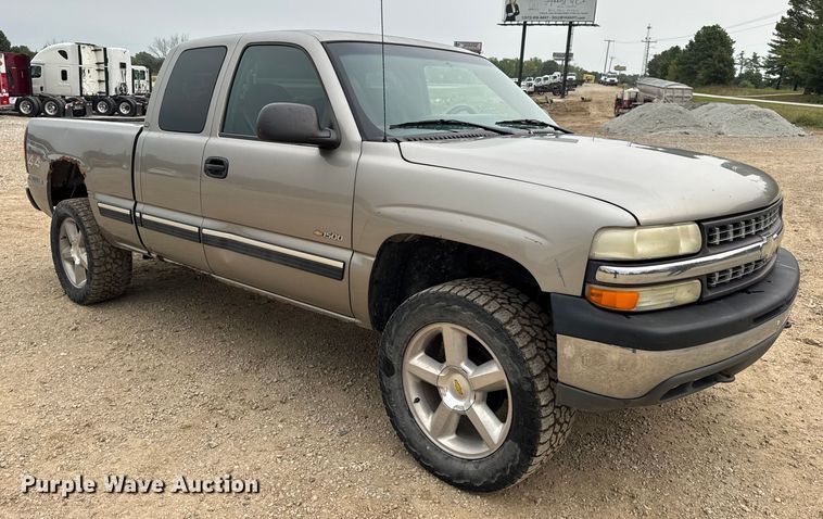 image for item DO2235 2001 Chevrolet Silverado 1500 Ext. Cab pickup truck
