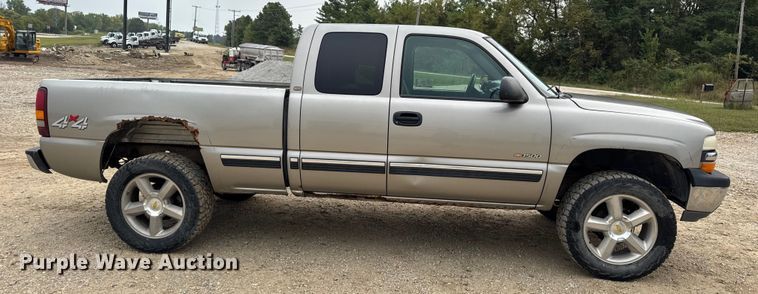 image for item DO2235 2001 Chevrolet Silverado 1500 Ext. Cab pickup truck