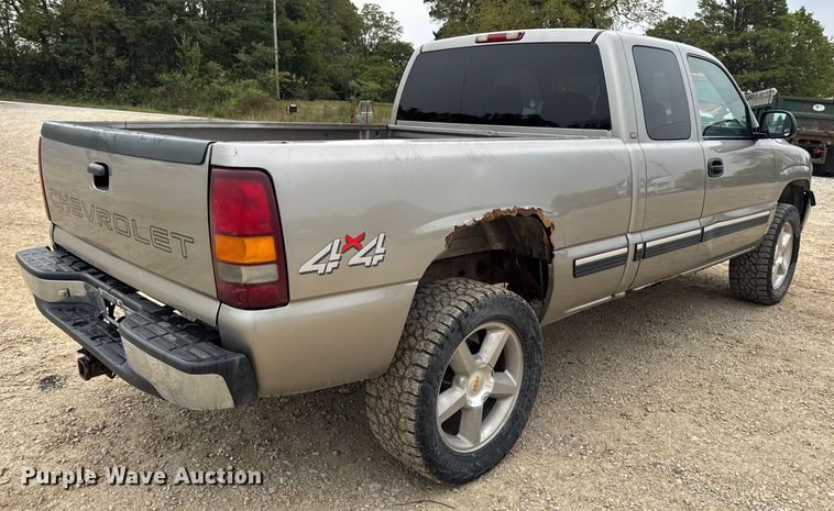 image for item DO2235 2001 Chevrolet Silverado 1500 Ext. Cab pickup truck