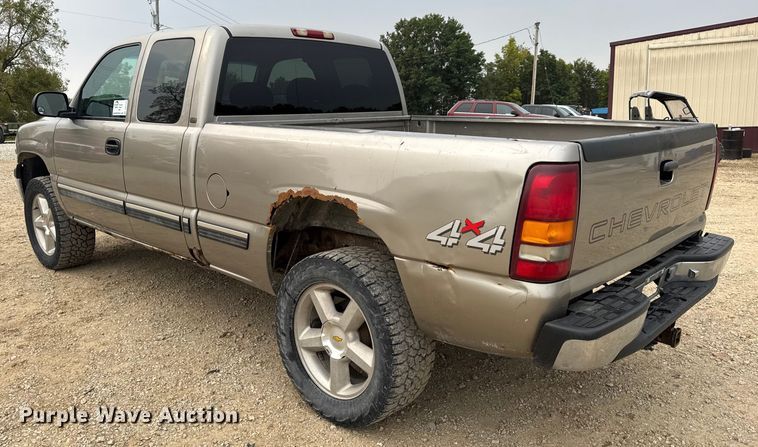 image for item DO2235 2001 Chevrolet Silverado 1500 Ext. Cab pickup truck