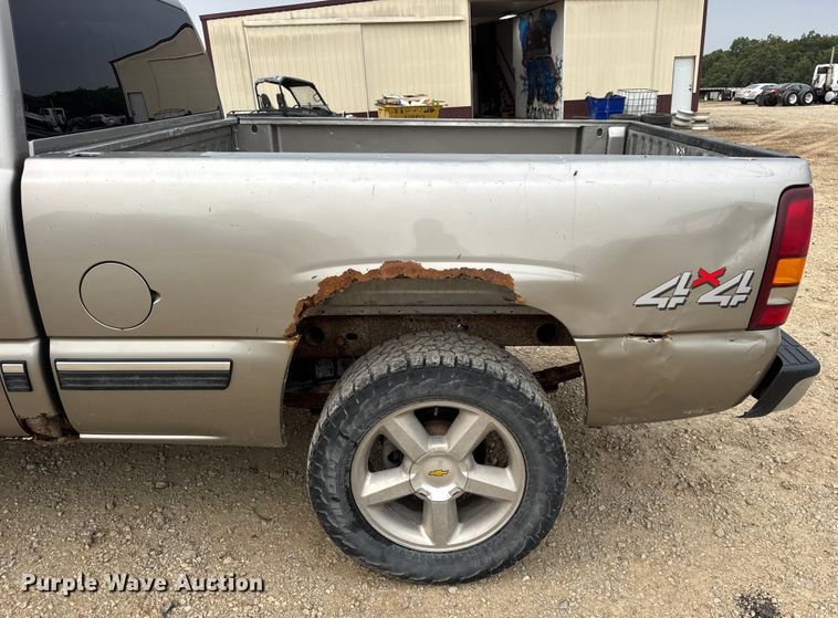 image for item DO2235 2001 Chevrolet Silverado 1500 Ext. Cab pickup truck