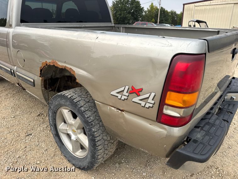 image for item DO2235 2001 Chevrolet Silverado 1500 Ext. Cab pickup truck
