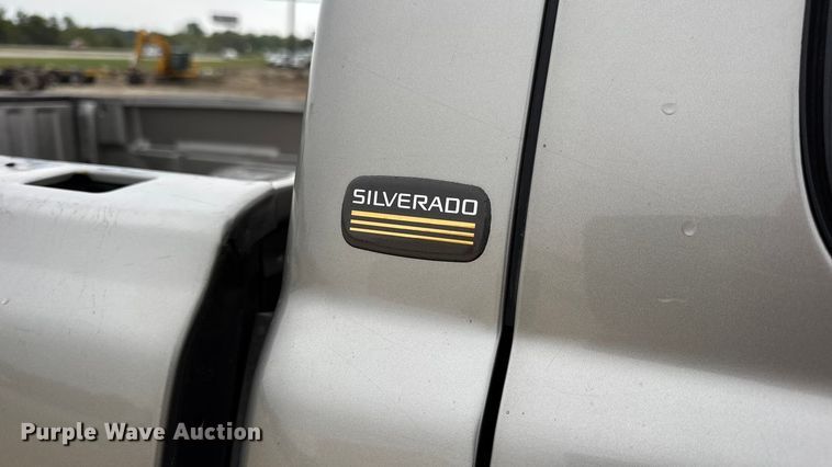 image for item DO2235 2001 Chevrolet Silverado 1500 Ext. Cab pickup truck