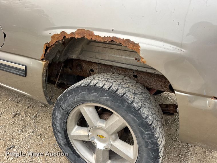 image for item DO2235 2001 Chevrolet Silverado 1500 Ext. Cab pickup truck