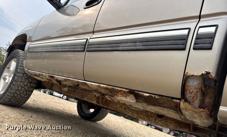 image for item DO2235 2001 Chevrolet Silverado 1500 Ext. Cab pickup truck