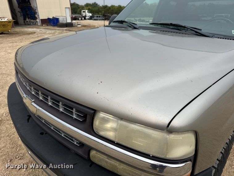 image for item DO2235 2001 Chevrolet Silverado 1500 Ext. Cab pickup truck