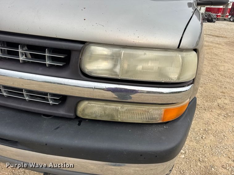 image for item DO2235 2001 Chevrolet Silverado 1500 Ext. Cab pickup truck