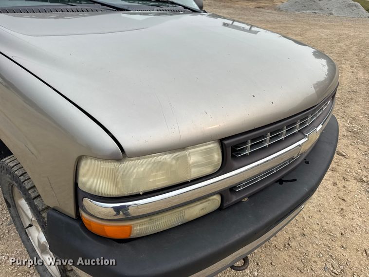 image for item DO2235 2001 Chevrolet Silverado 1500 Ext. Cab pickup truck