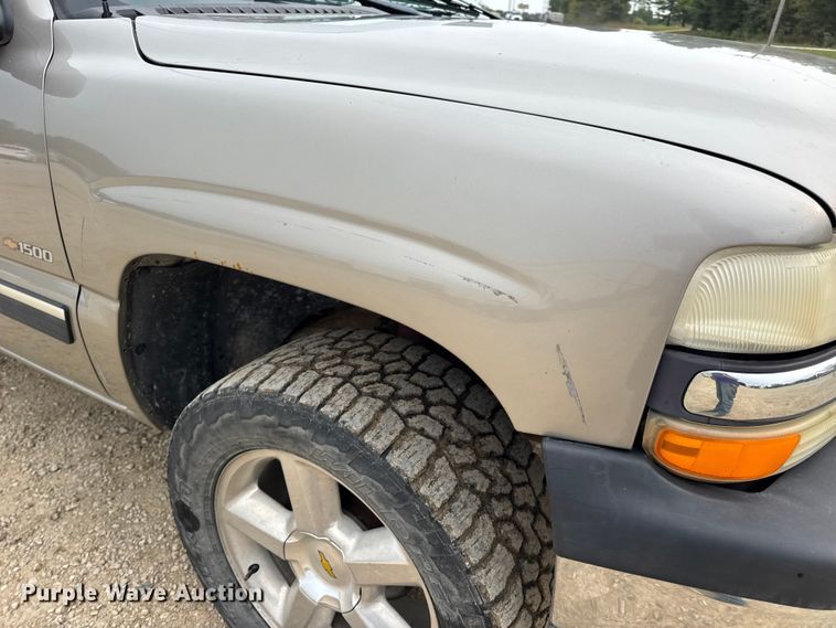 image for item DO2235 2001 Chevrolet Silverado 1500 Ext. Cab pickup truck