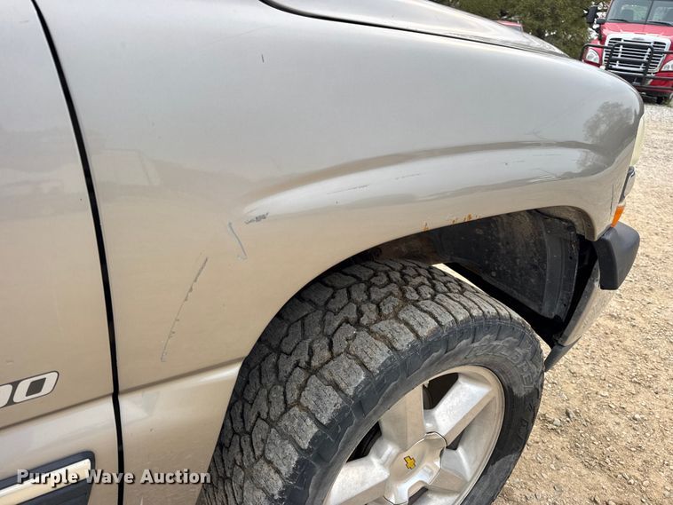 image for item DO2235 2001 Chevrolet Silverado 1500 Ext. Cab pickup truck