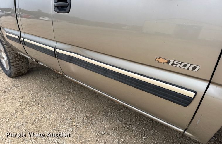 image for item DO2235 2001 Chevrolet Silverado 1500 Ext. Cab pickup truck