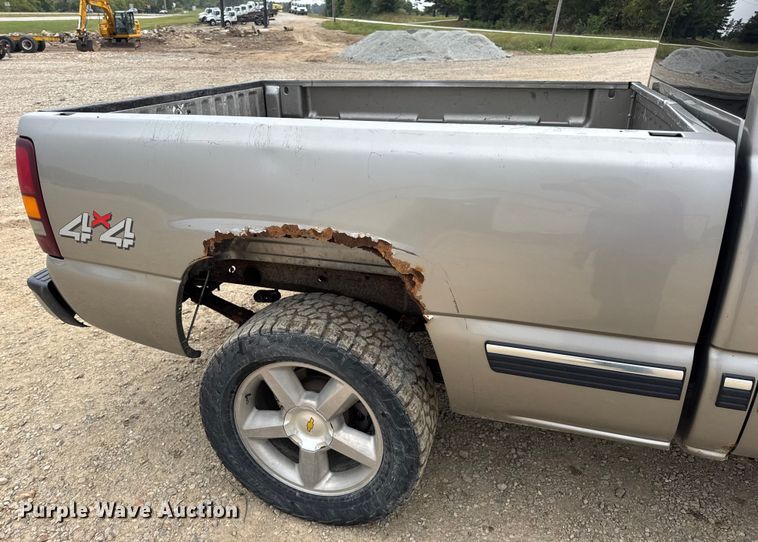 image for item DO2235 2001 Chevrolet Silverado 1500 Ext. Cab pickup truck