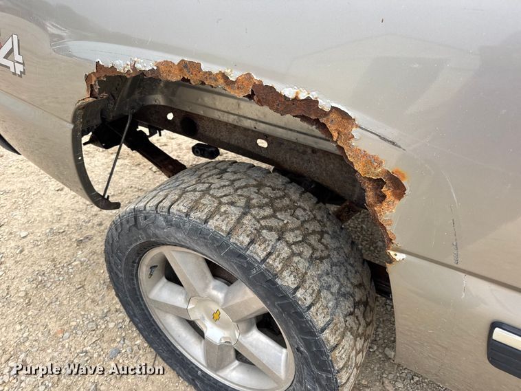 image for item DO2235 2001 Chevrolet Silverado 1500 Ext. Cab pickup truck