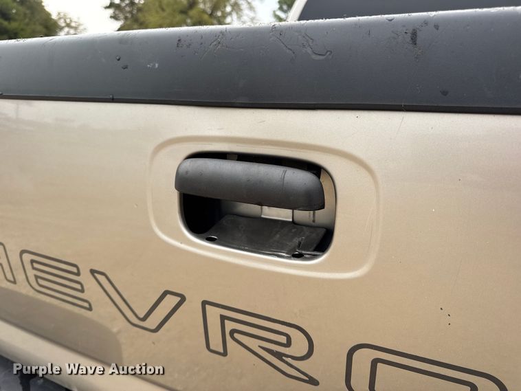 image for item DO2235 2001 Chevrolet Silverado 1500 Ext. Cab pickup truck