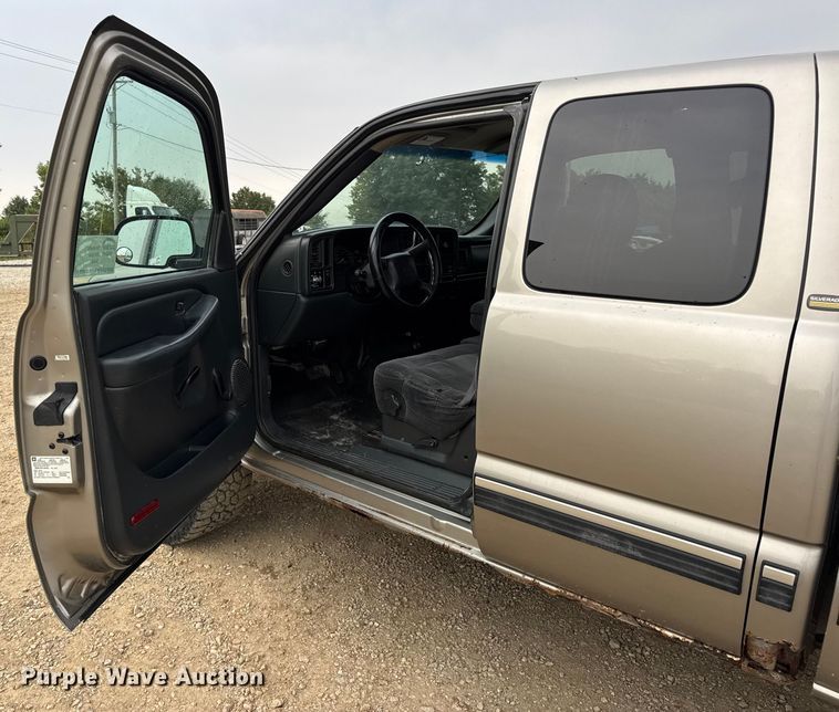image for item DO2235 2001 Chevrolet Silverado 1500 Ext. Cab pickup truck