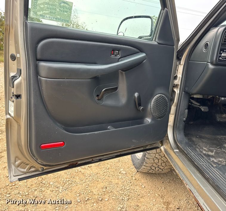 image for item DO2235 2001 Chevrolet Silverado 1500 Ext. Cab pickup truck