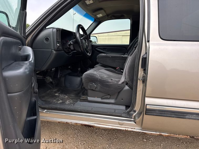 image for item DO2235 2001 Chevrolet Silverado 1500 Ext. Cab pickup truck
