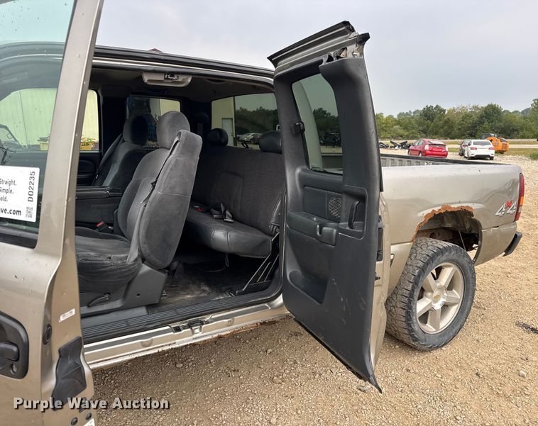 image for item DO2235 2001 Chevrolet Silverado 1500 Ext. Cab pickup truck
